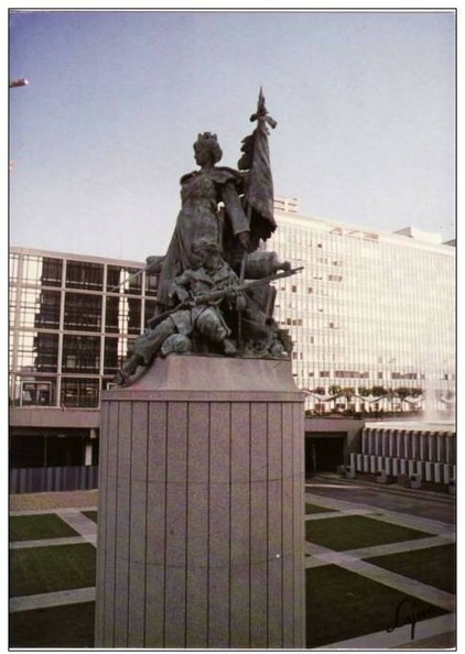 ld statue esso 001