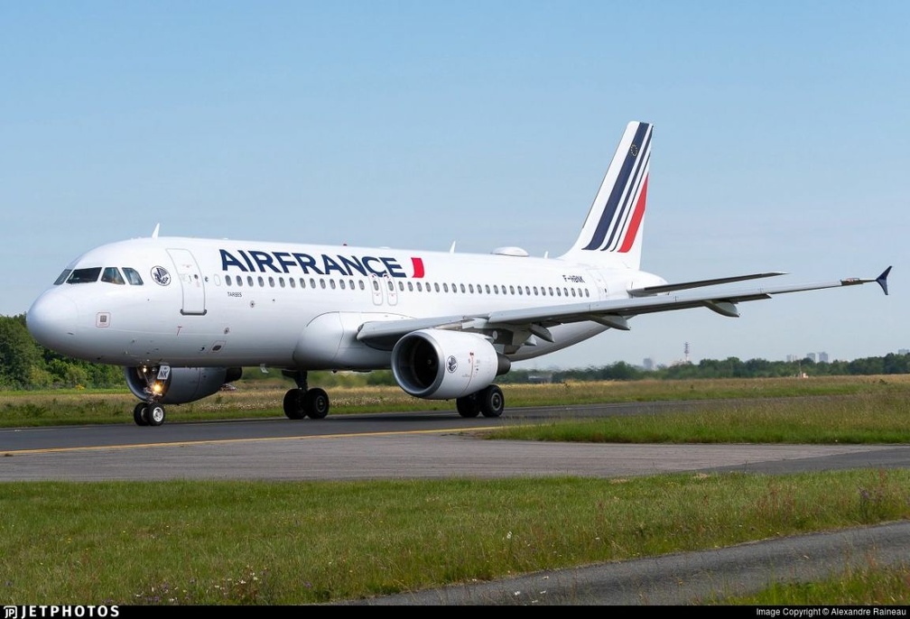 Airbus A320-214 1