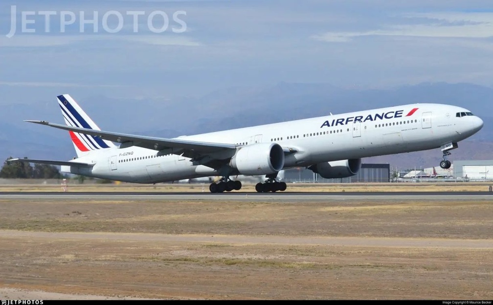 Boeing 777-328ER 1