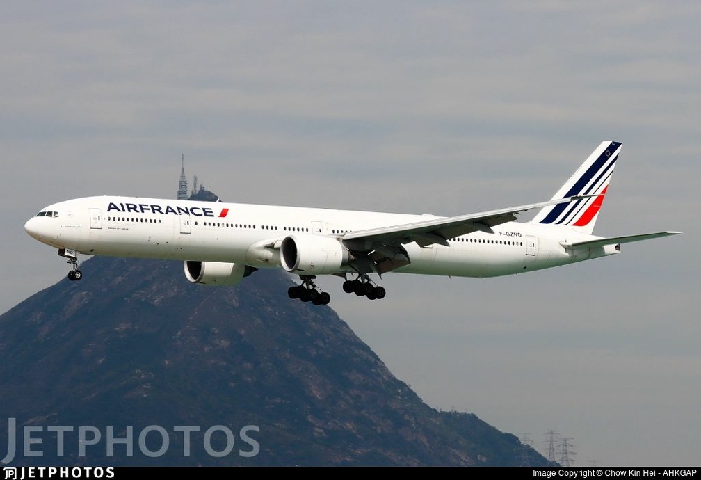 Boeing 777-328ER F GZNQ