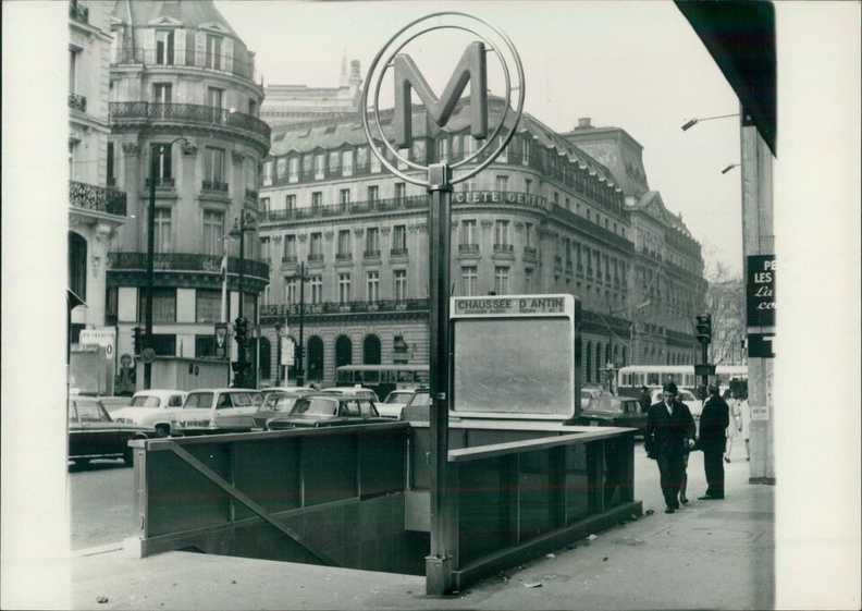 chaussee d antin entree cote galeries lafayette 1950