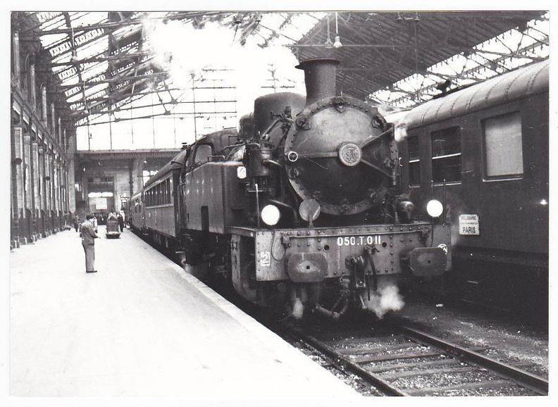 Gare_de_Lyon_loco_050T011_a_qua_Bellegarde_Paris_18_avril_1964.jpg