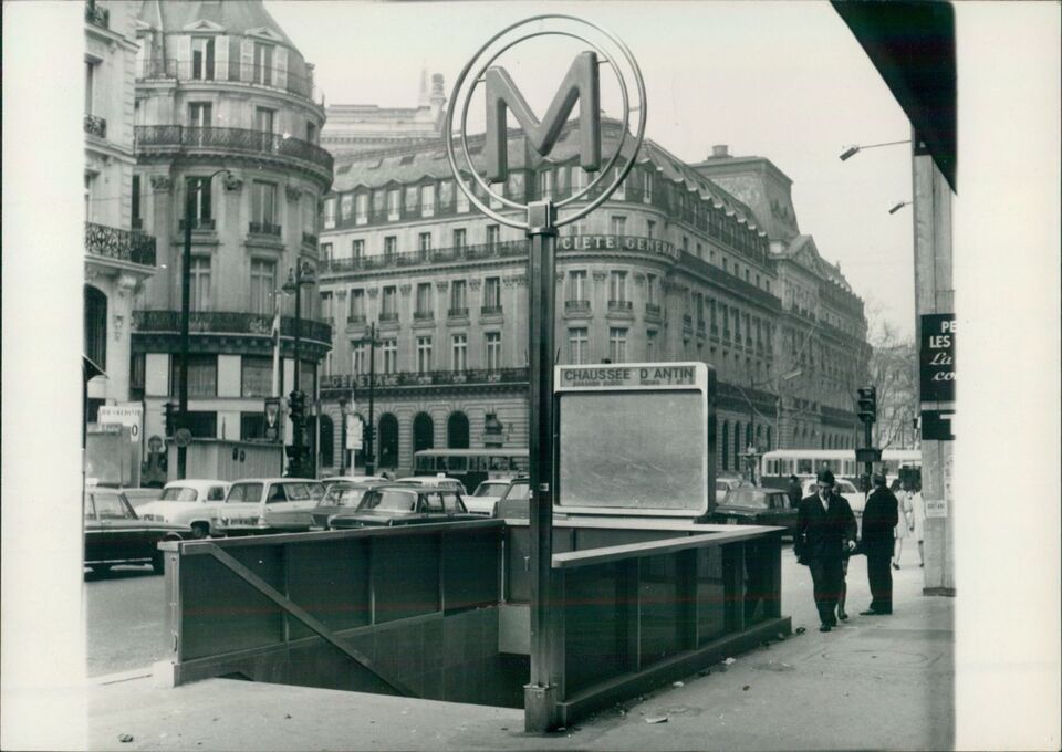chaussee d antin entree cote galeries lafayette 1950