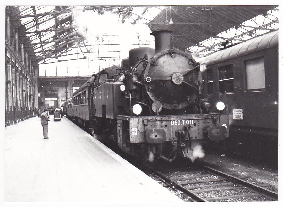 Gare de Lyon loco 050T011 a qua Bellegarde Paris 18 avril 1964